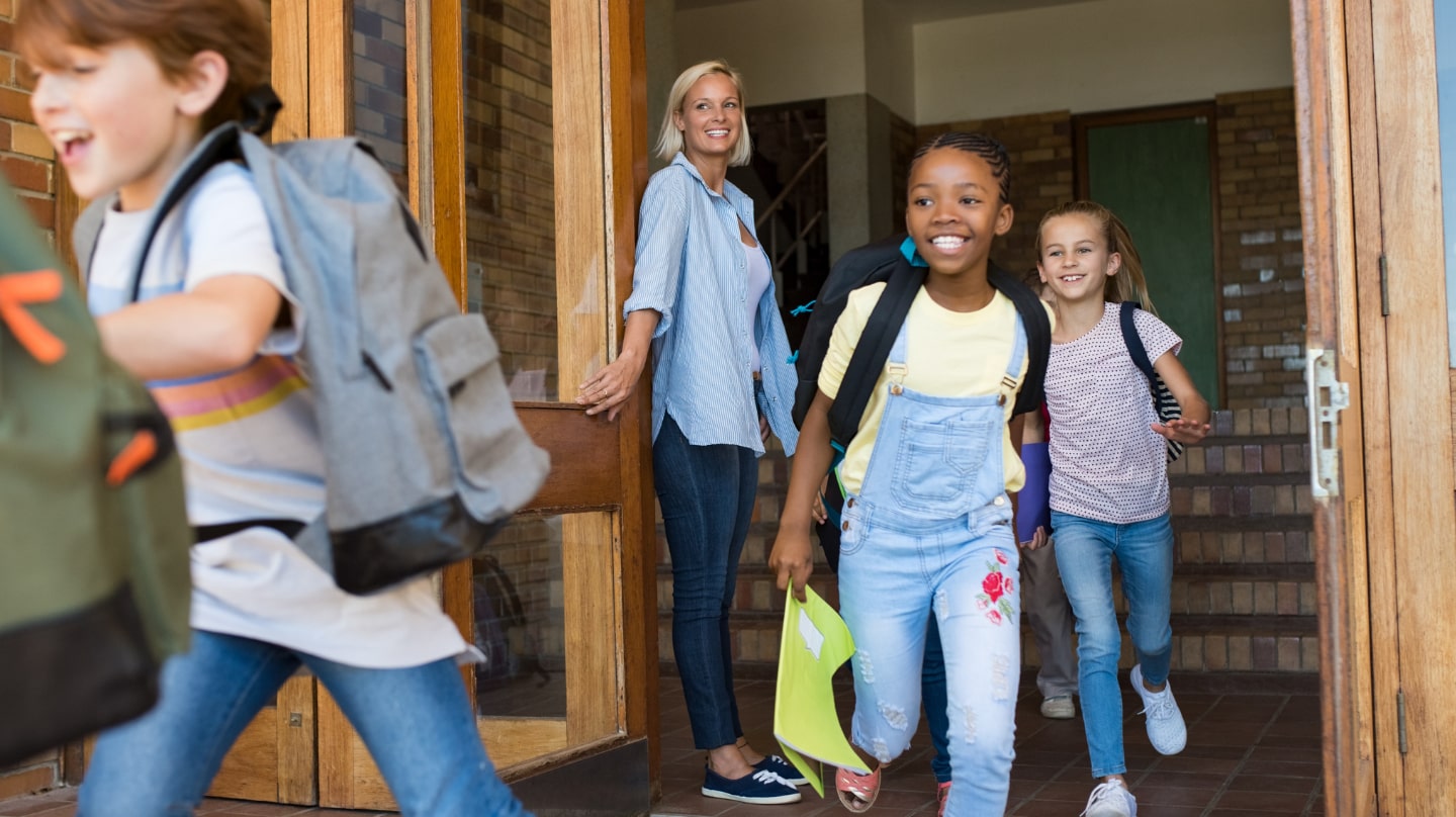 Élèves sortant d'une école